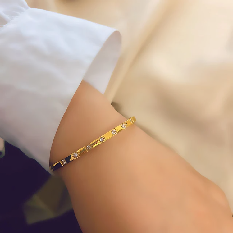 Sleek cuff Bangle - Oraish Store