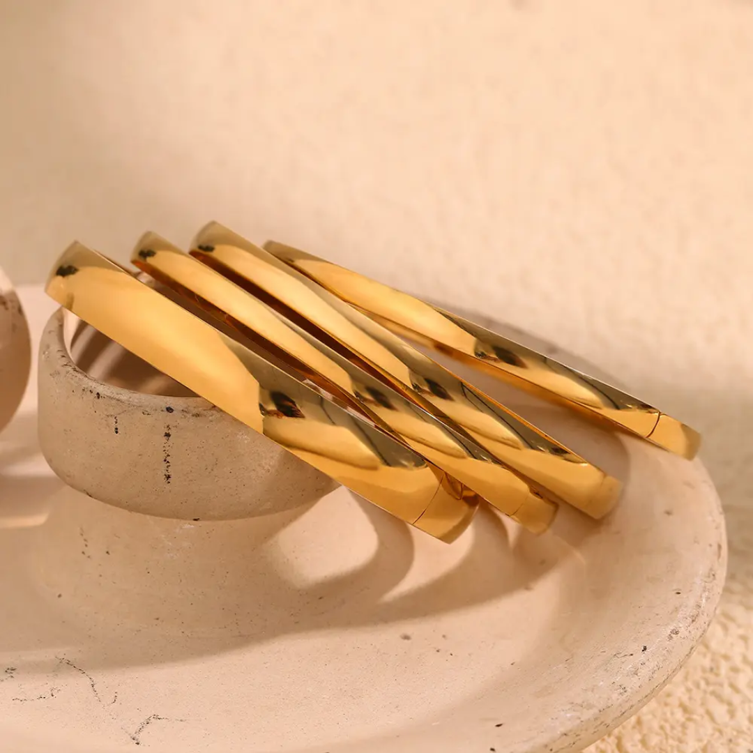 Clasp Bangle - Oraish Store