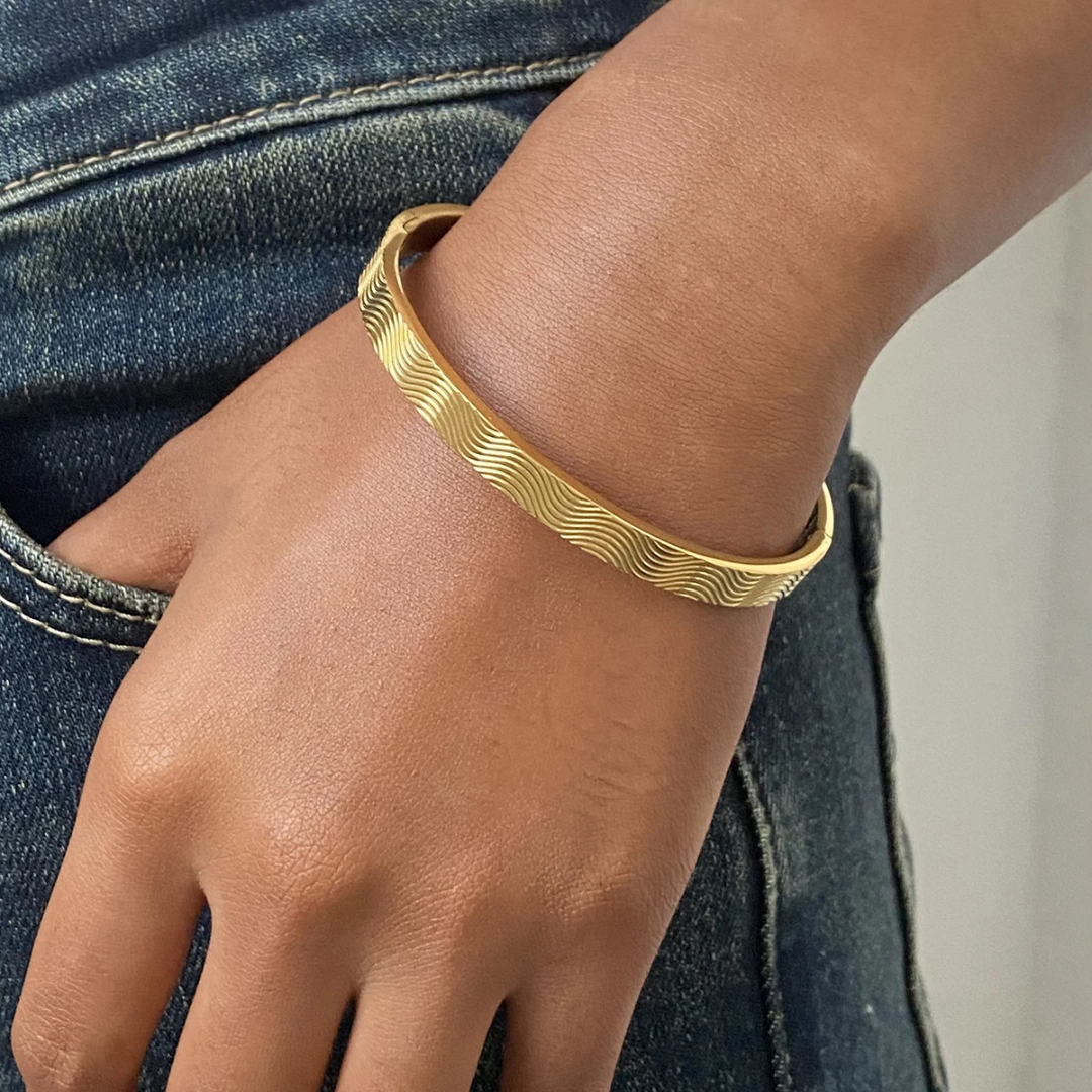 Wavy Clasps Bangle
