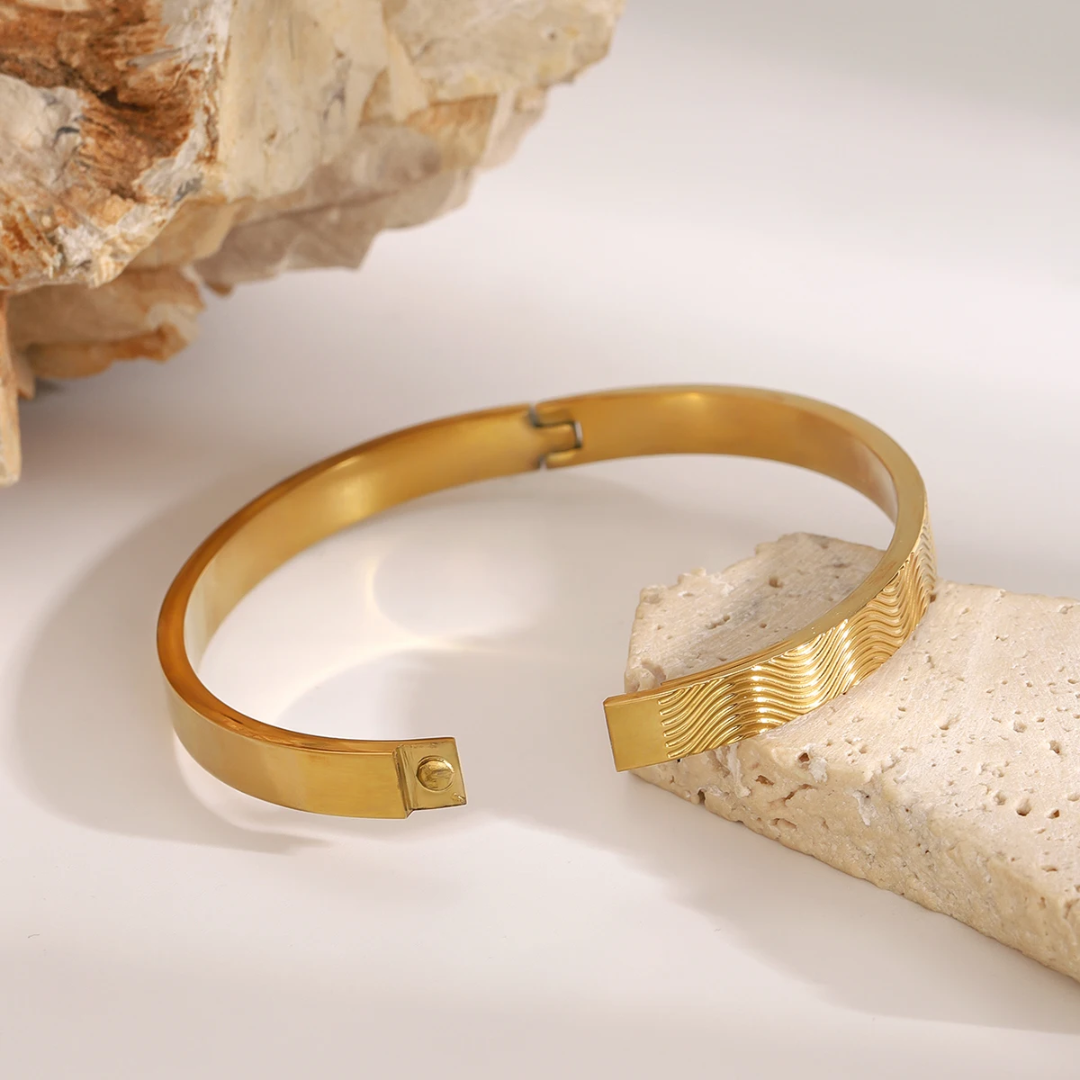 Wavy Clasps Bangle