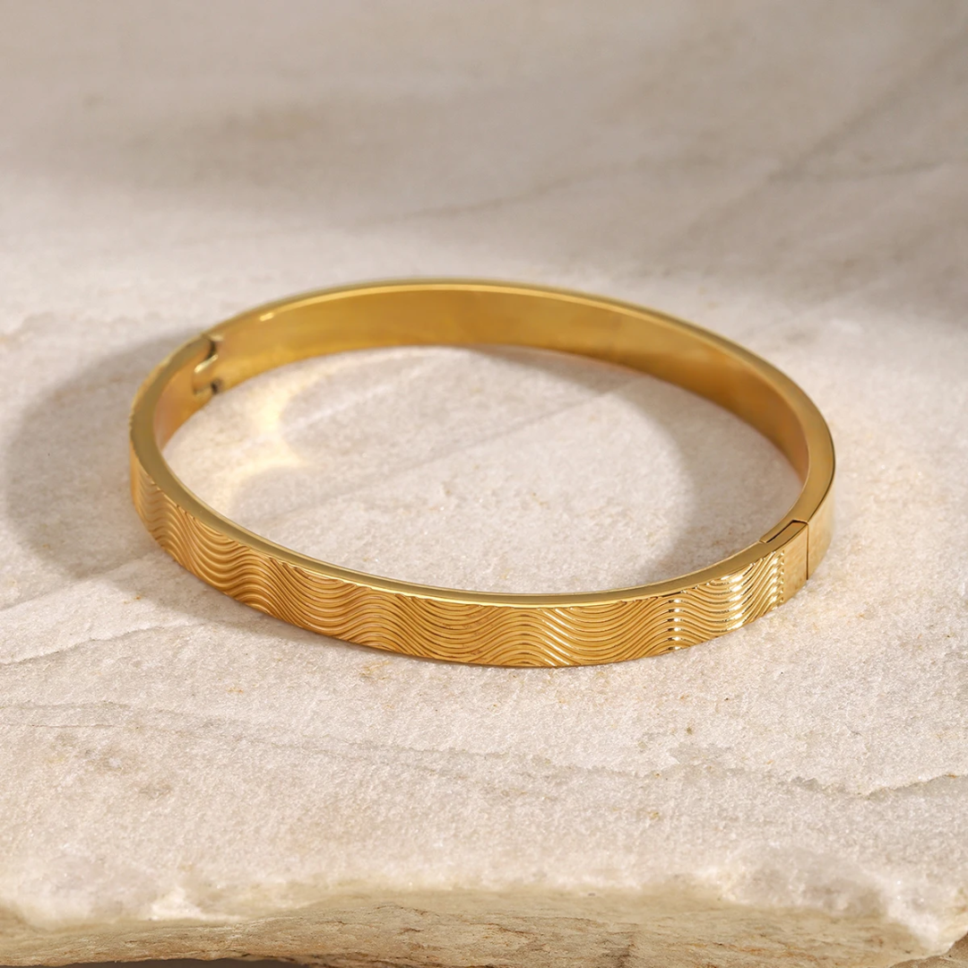 Wavy Clasps Bangle