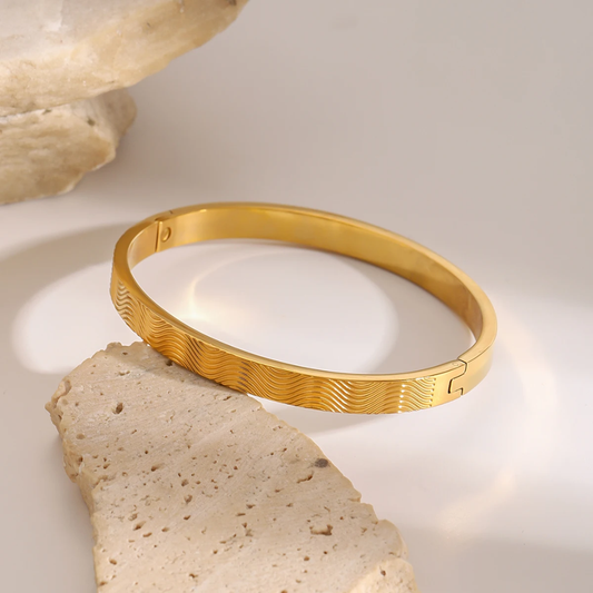 Wavy Clasps Bangle